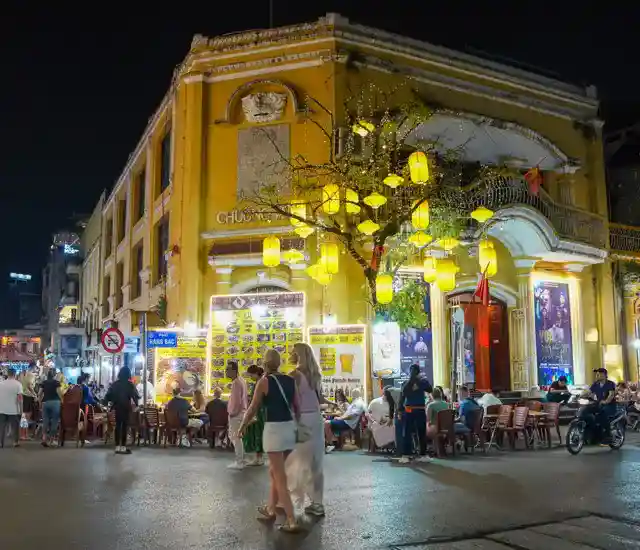 Hoan Kiem Lake and Hanoi Old Quarter illuminated at night